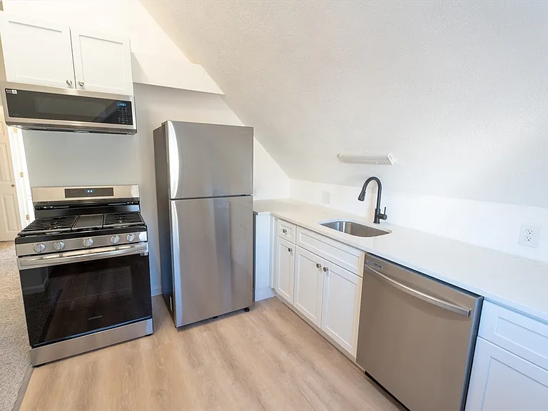 8 Rockwell Ter #3 — Photo 3