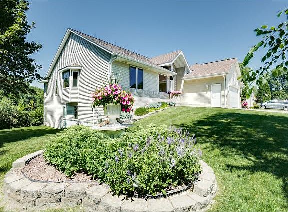 2nd image of 724 Meadowood Dr