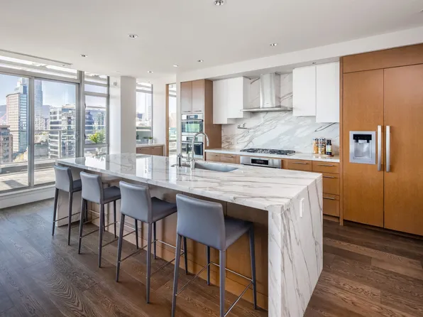 1022 Seymour St #2001, Vancouver, BC V6B 0G1