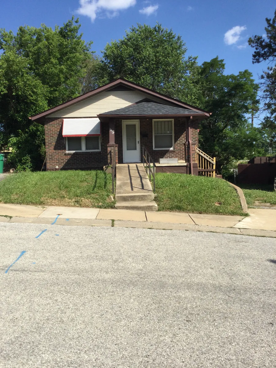 Front view of the home with wheel chair access - 1613 Glenechort Dr