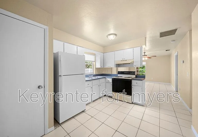 5447 10th Ave — Photo 9