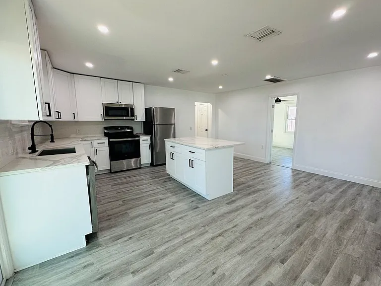1225 Bermuda St — Photo 5