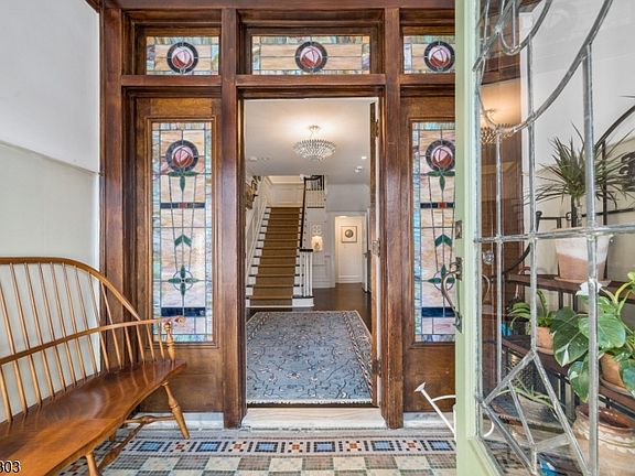 4th image of 281 Forest Ave