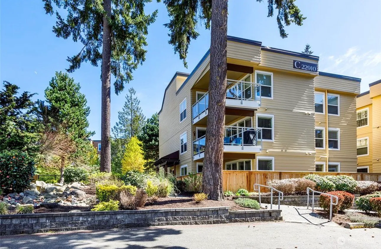 2 bed, 914 sqft, $2,700 — Photo 1