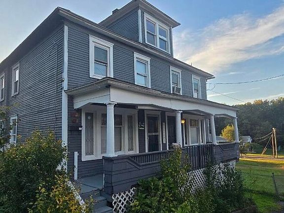 2nd image of 126 1/2 Oak St