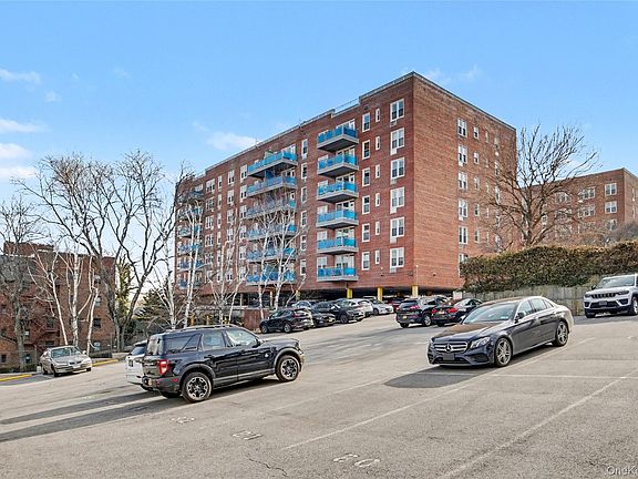 4th image of 14 Westview Avenue #701