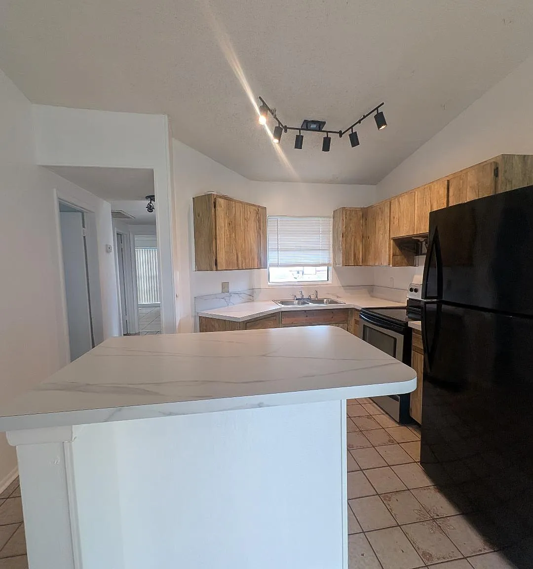2 bed, 900 sqft, $1,850 — Photo 2