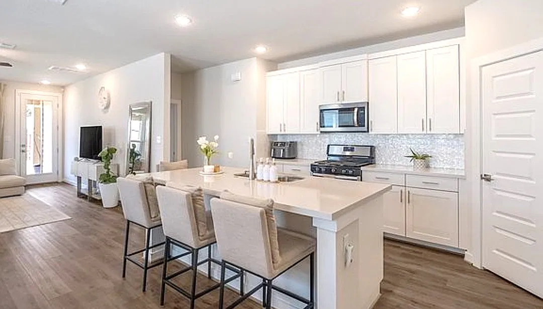 4 bed, 2418 sqft, $2,550 — Photo 3