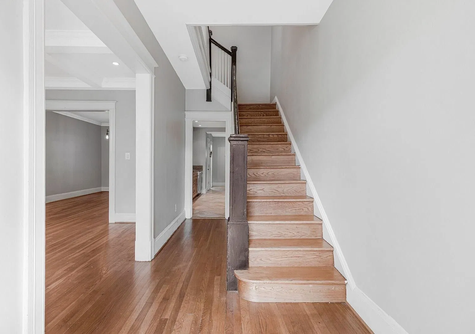 Stunning Eckington Rowhouse! Garage Parking Included! — Photo 4