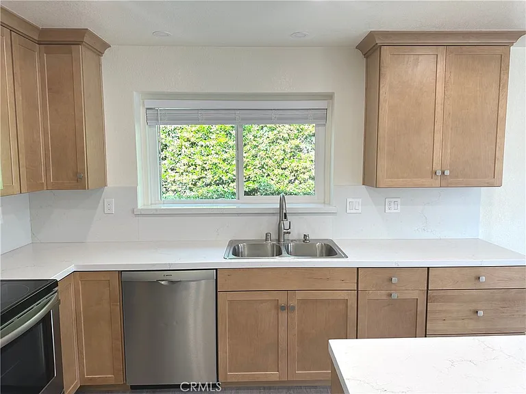 24450 University Ave — Photo 7