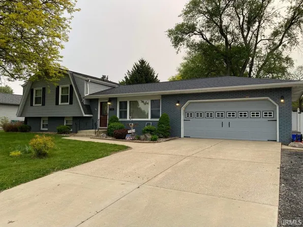 740 Potawatomi Dr, New Carlisle, IN 46552