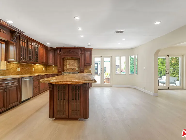 209 N Doheny Dr — Photo 14