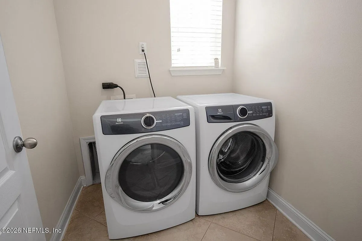 3 bed, 2.0 bath, 1661 sqft, $2,600 — Photo 4