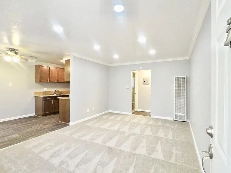 633 Grand Fir Ave #6 — Photo 2
