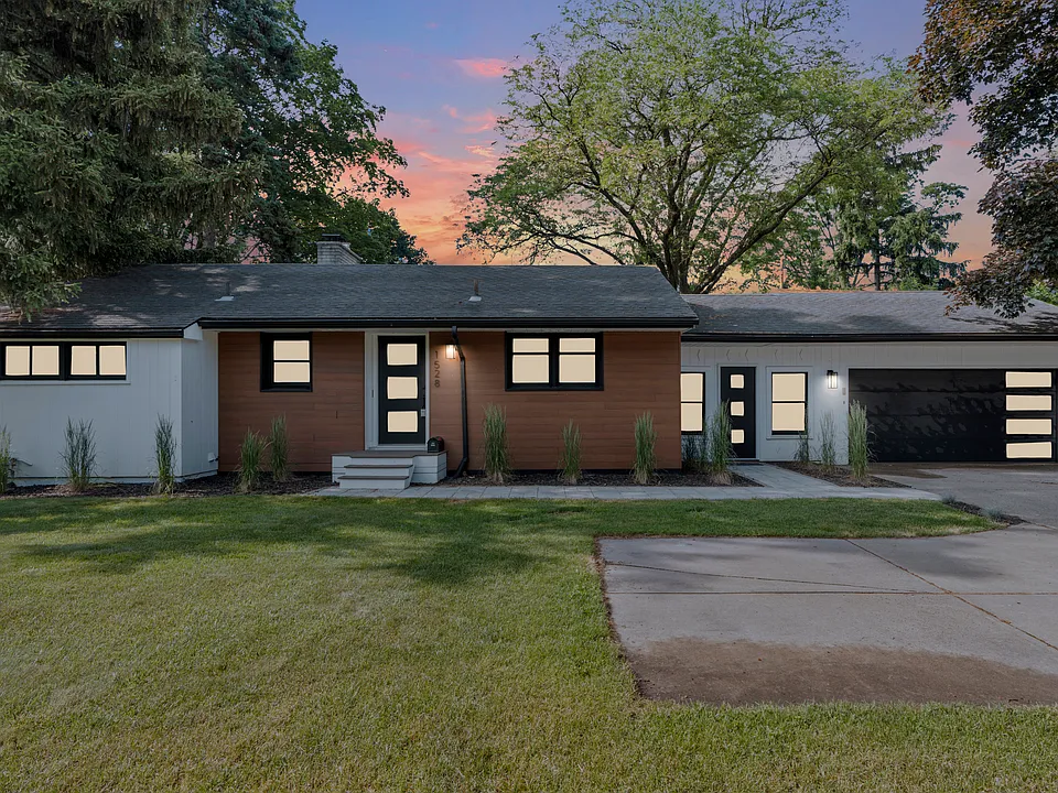 1528 E Maple Rd