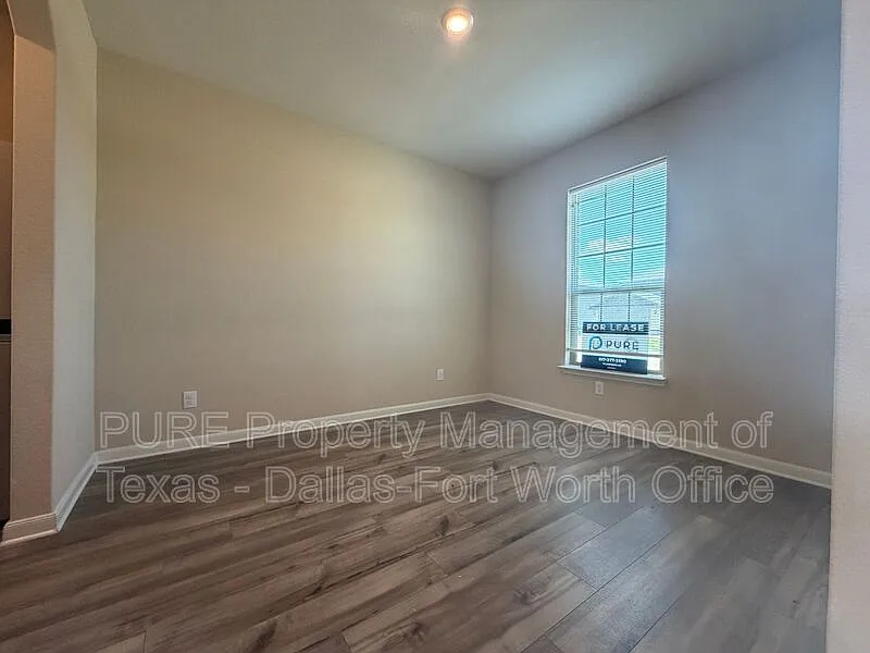 4 bed, 2.5 bath, 2297 sqft, $2,050 — Photo 3