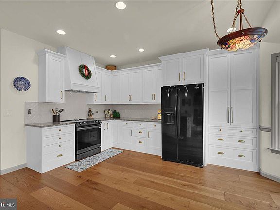 5th image of 3075 Village Rd