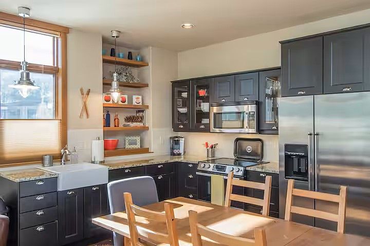 Stainless appliances and granite countertops