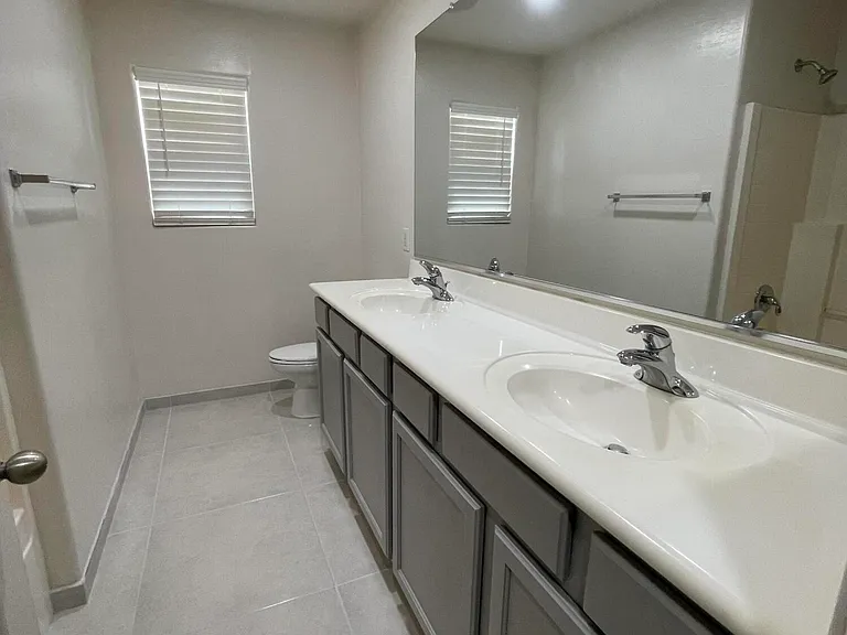 1466 E Holiday Dr — Photo 16