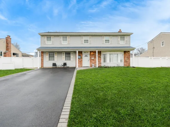 55 Primrose Lane, Kings Park, NY 11754