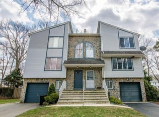 17 Dortmunder Dr, Manalapan, NJ