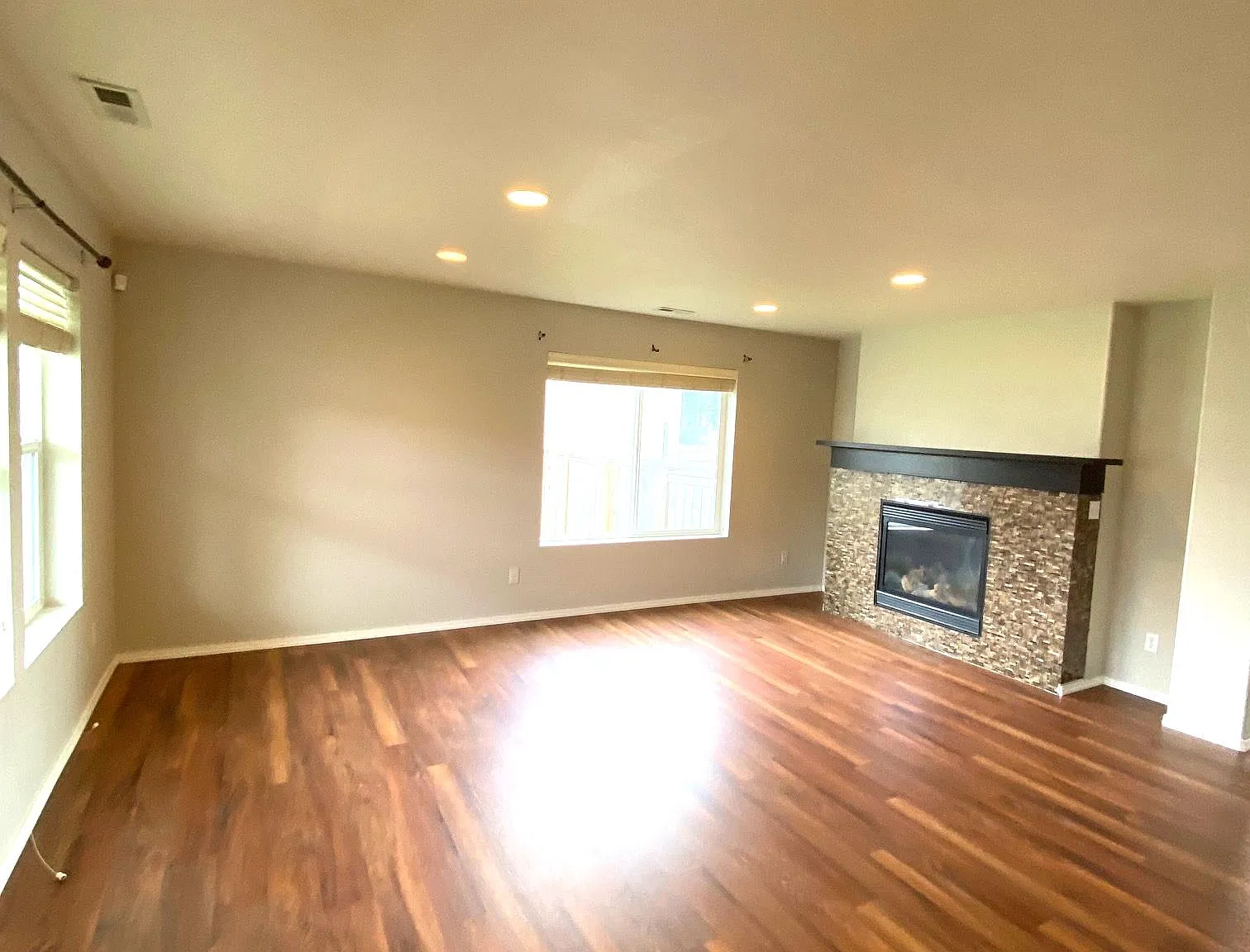 4 bed, 2.5 bath, 2303 sqft, $2,795 — Photo 3