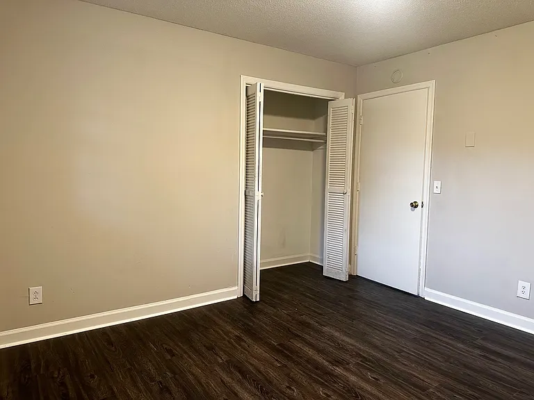 2300 E Hewitt St — Photo 16
