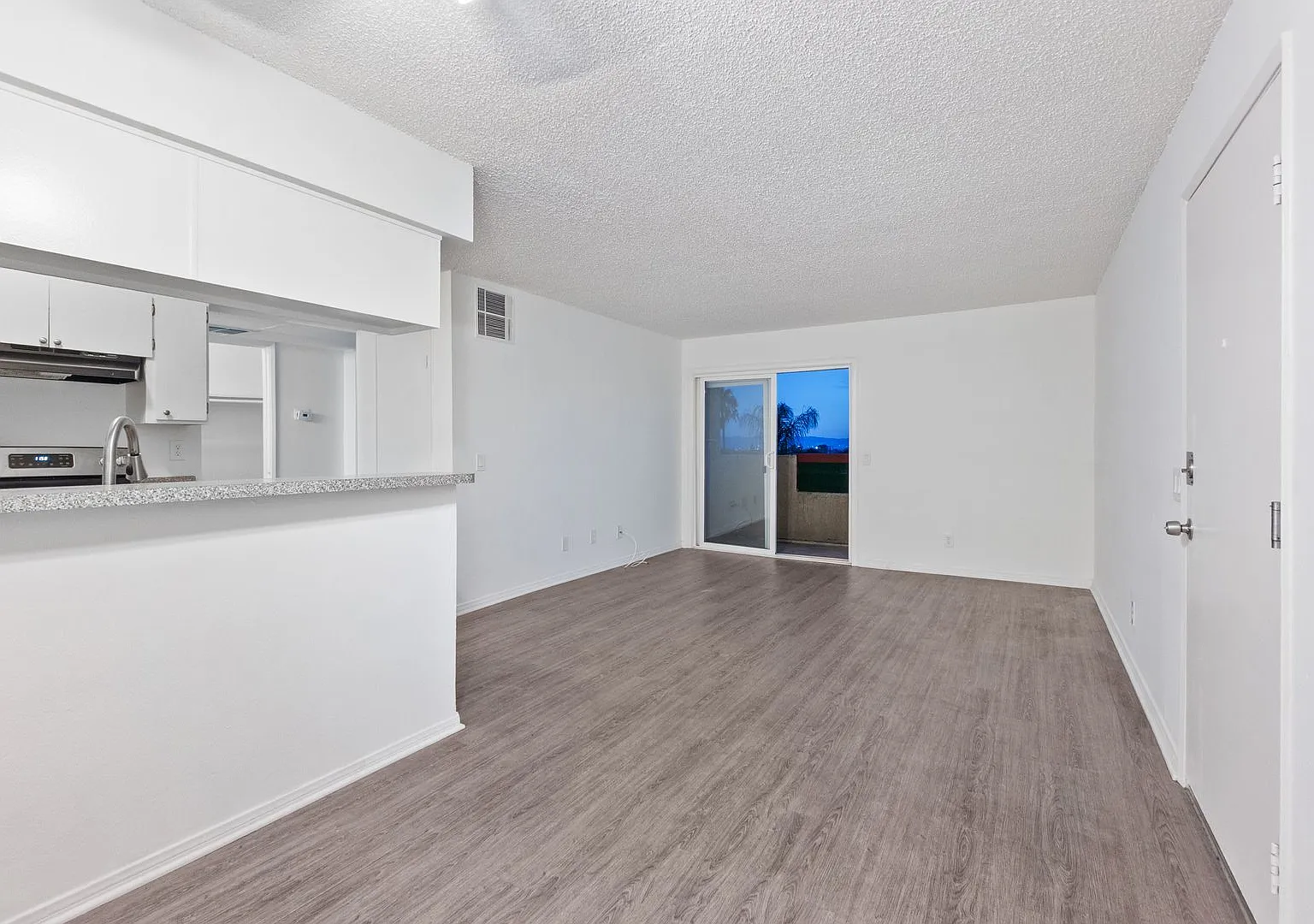 Updated 1BD/1BA Apartment in Well Maintained Complex in Sylmar. — Photo 4