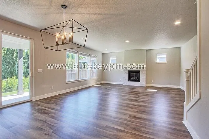 4 bed, 3.0 bath, 2648 sqft, $3,595 — Photo 4