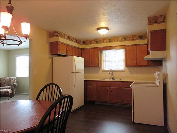 3rd image of 3663 Louise St