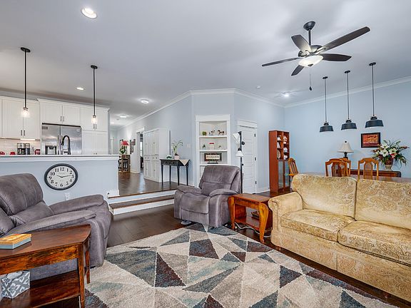 3rd image of 1001 Stonebrook Dr