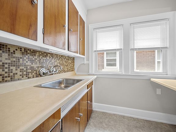 2nd image of 852 Beaconsfield Ave #2S