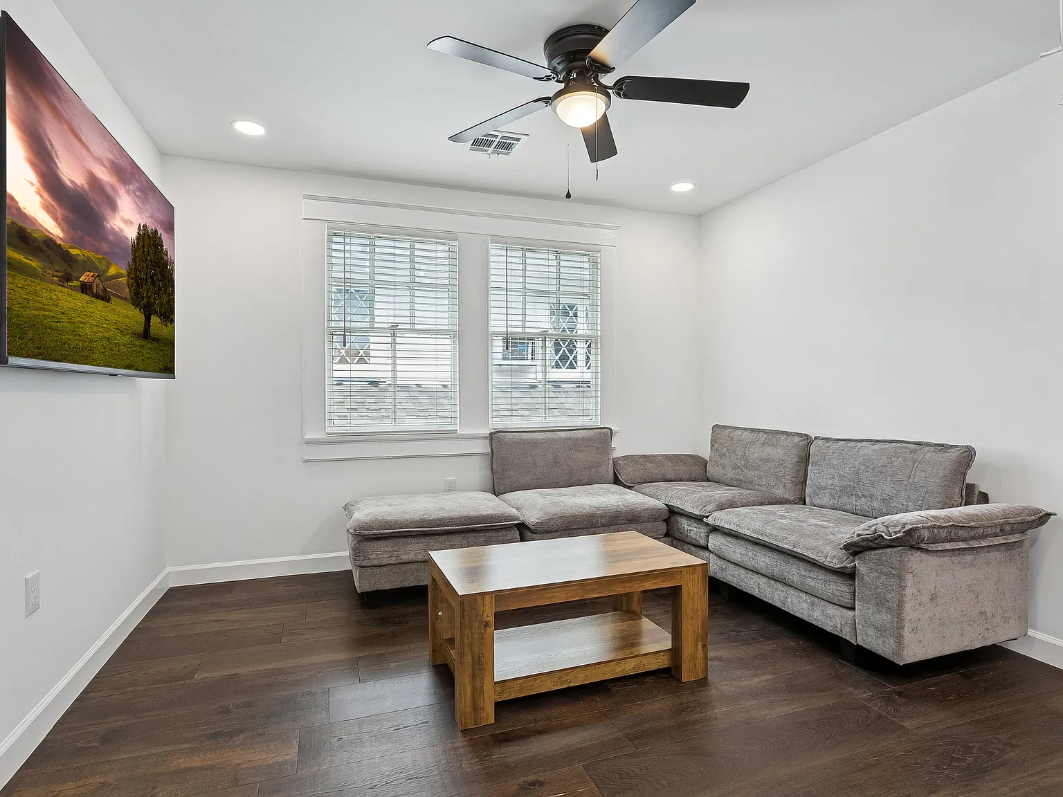 3 bed, 1076 sqft, $4,200 — Photo 3