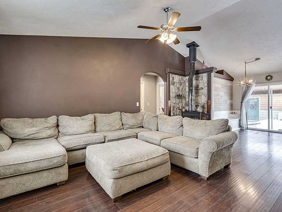 4th image of 682 N Larri Lee St