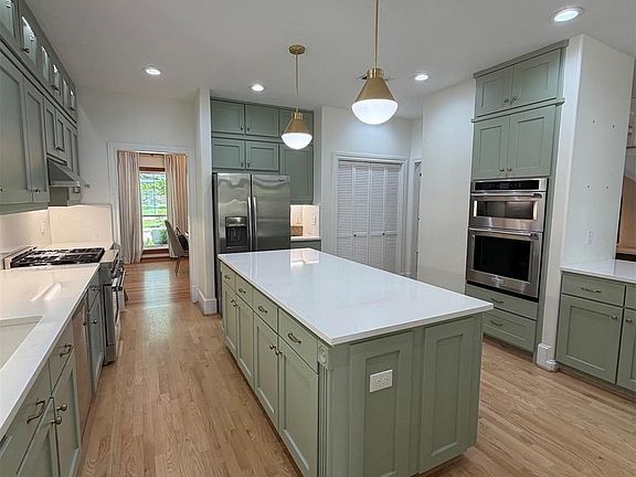 2nd image of 721 W 41st St