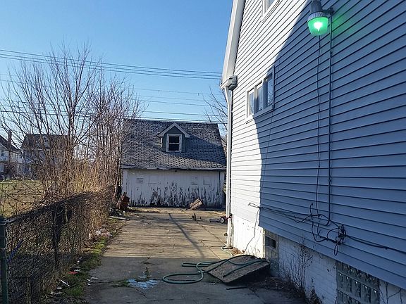 3rd image of 128 Tyler St