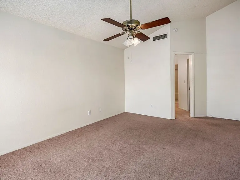 1113 W Highland St — Photo 12
