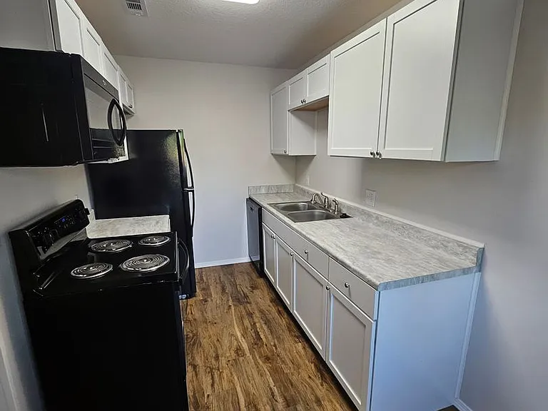 1100 W Crow St — Photo 6