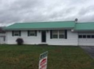 84 John St, Sandy Hook, KY 41171