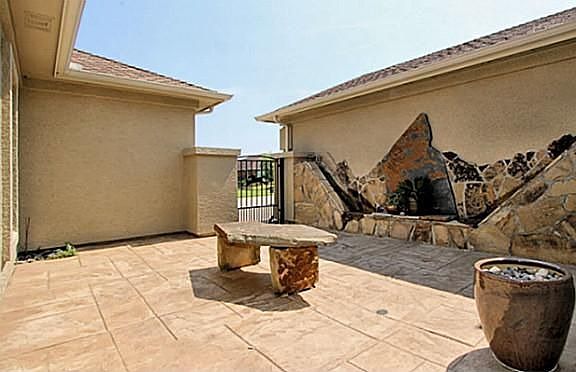 3rd image of 10013 Soriano St