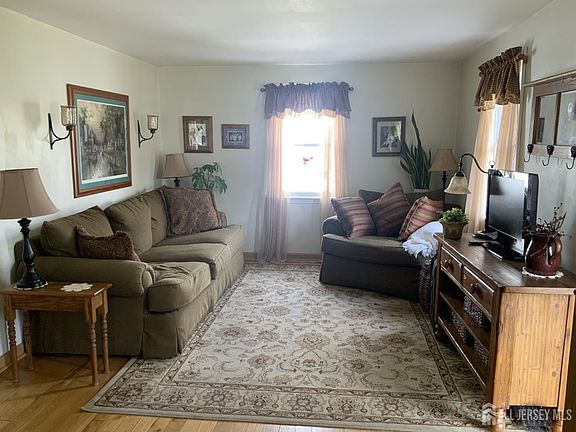 2nd image of 89 Bernard St