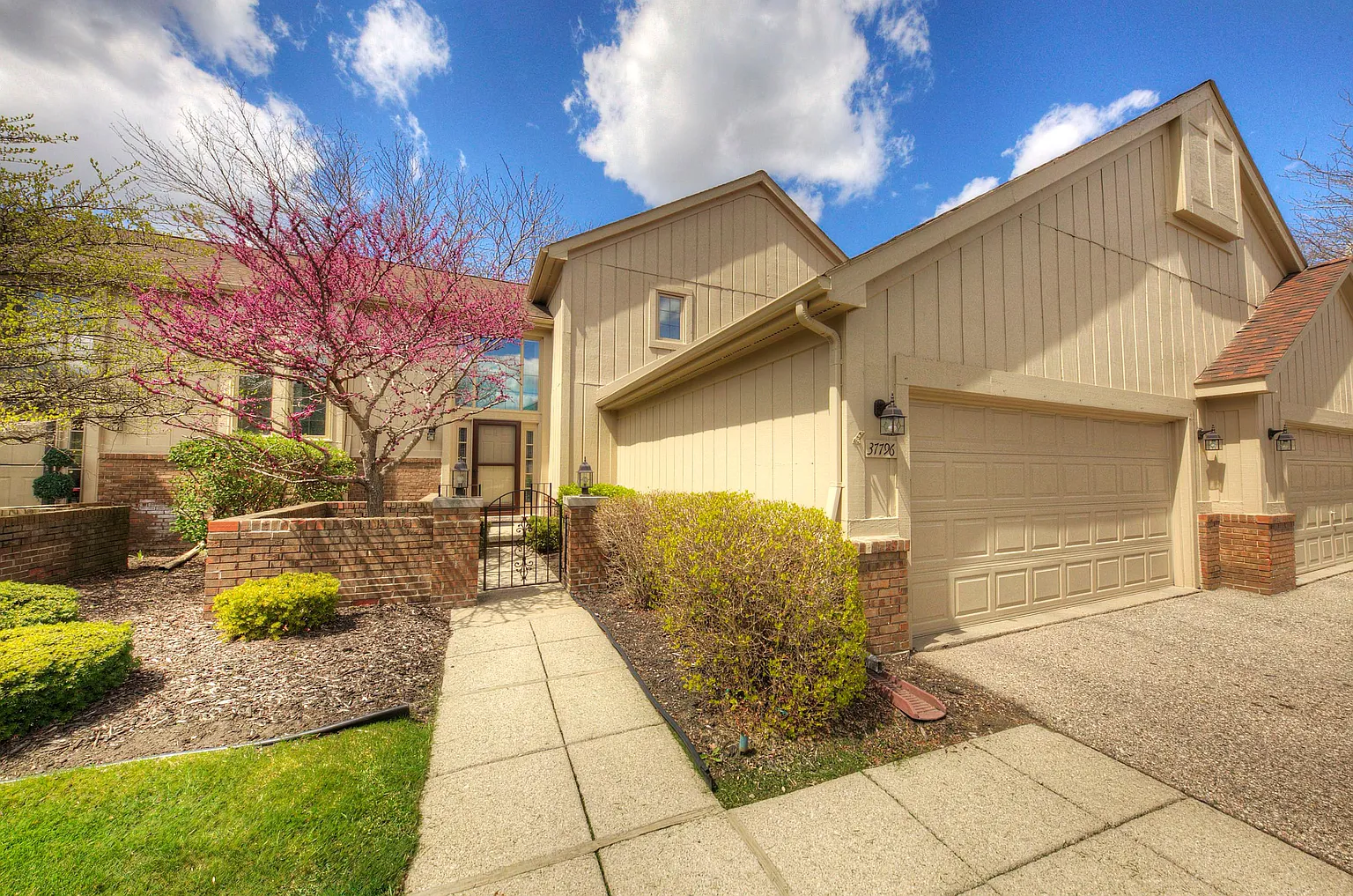 37796 N Laurel Park Dr photo 1