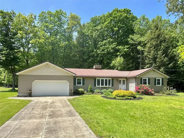 6140 Red Pine Ln, Erie, PA 16506