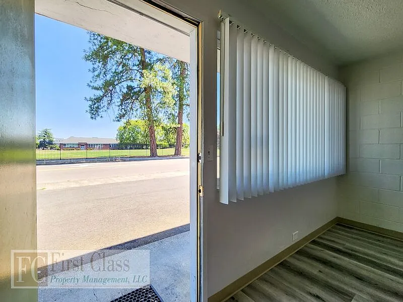 1 bed, 1.0 bath, 360 sqft, $1,095 — Photo 2