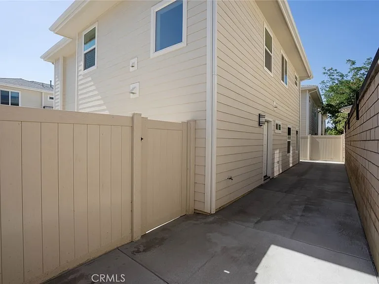 642 W Grand Ave — Photo 24