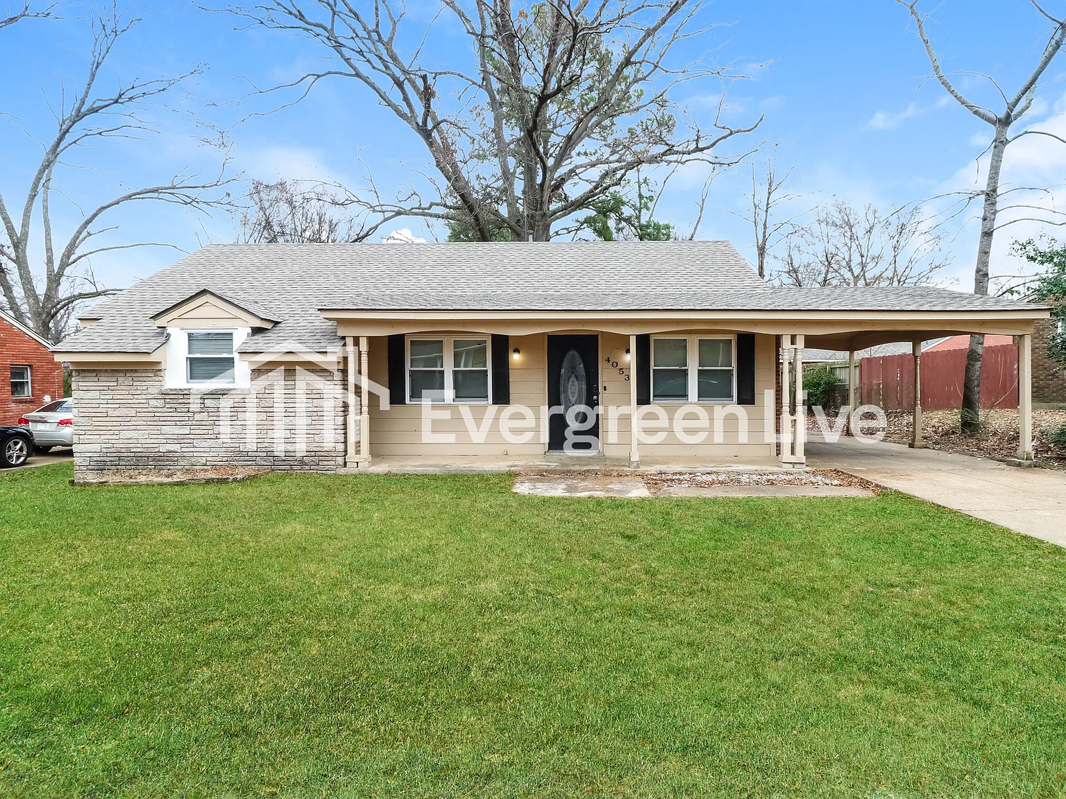 3 bed, 1.0 bath, 936 sqft, $1,045 — Photo 1