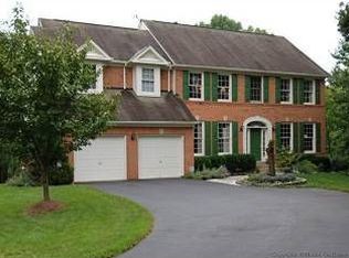 1112 Grand Hamptons Dr, Herndon, VA 20170