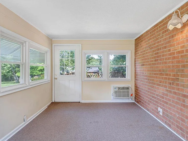 405 Oakland Cir — Photo 12