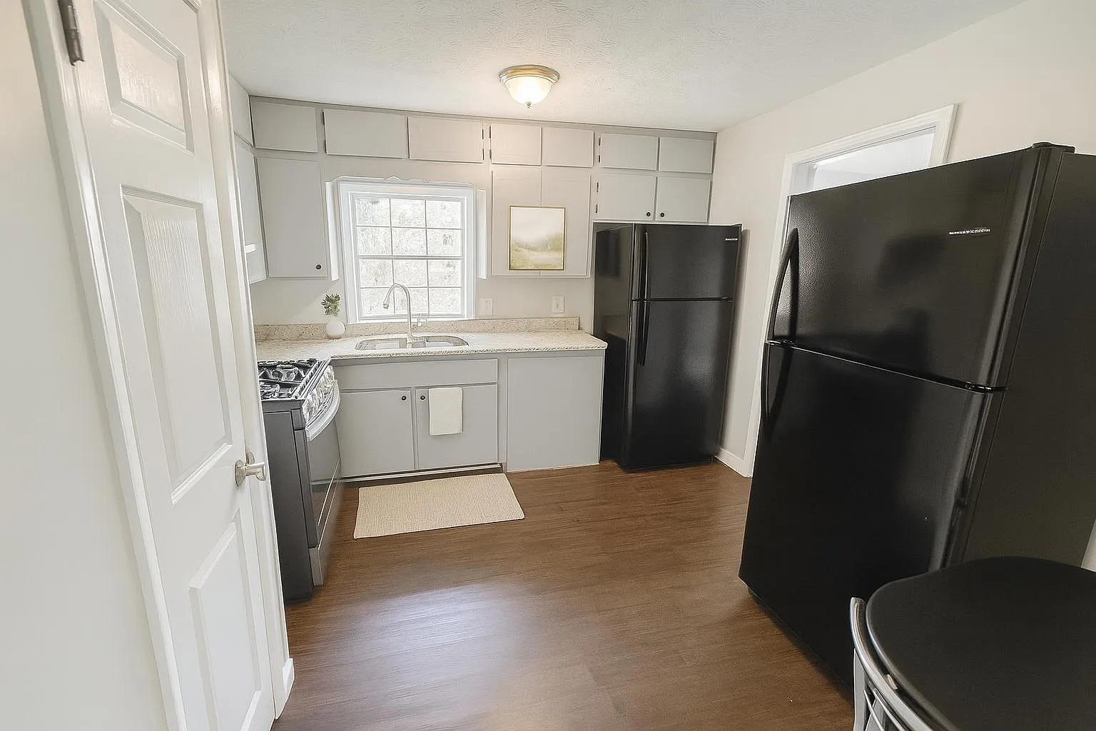 4 bed, 4.0 bath, 2200 sqft, $776 — Photo 2