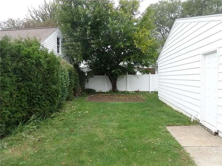 218 E 35th St — Photo 16